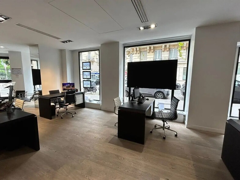 Retail in Paris to rent - Interior Photo - Image 2 of 5