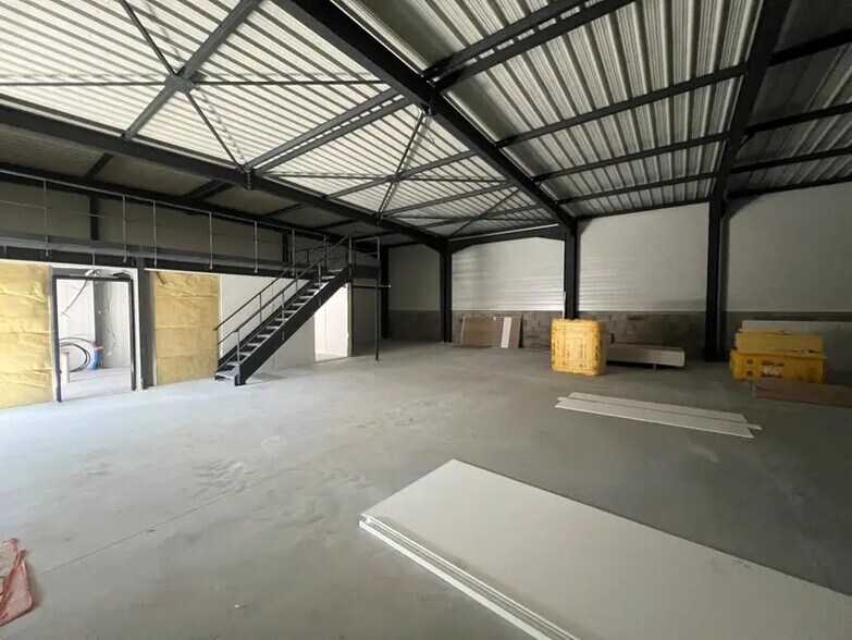 Light Industrial in Jonage to rent - Building Photo - Image 2 of 14
