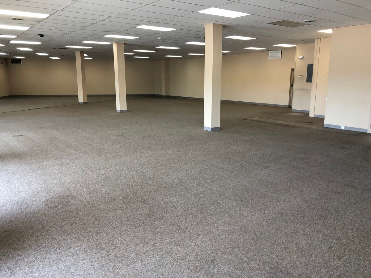 1090 S Neosho Blvd, Neosho 64850 Boulevard Shopping Center UK