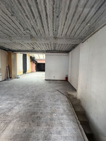 Retail in Clichy to rent - Interior Photo - Image 1 of 7