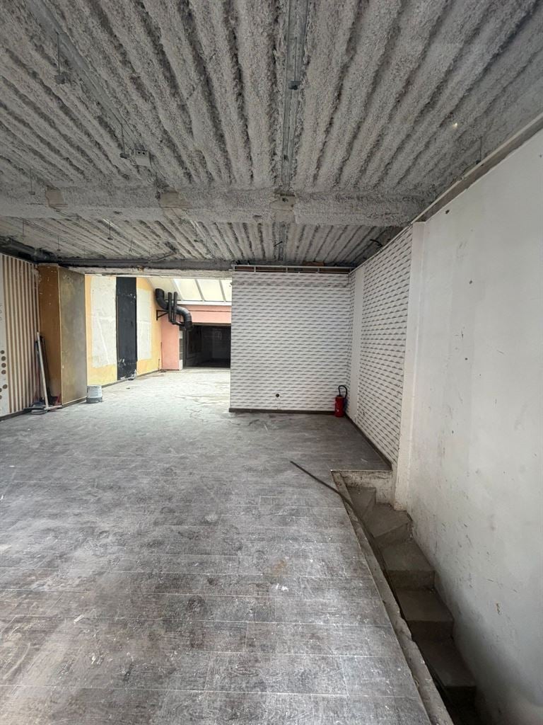 Retail in Clichy to rent Interior Photo- Image 1 of 8