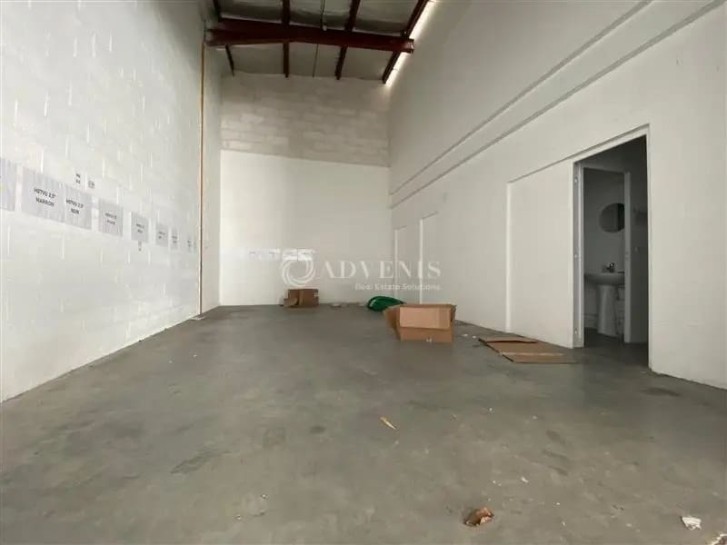 Light Industrial in Quincy-Voisins to rent Interior Photo- Image 1 of 9