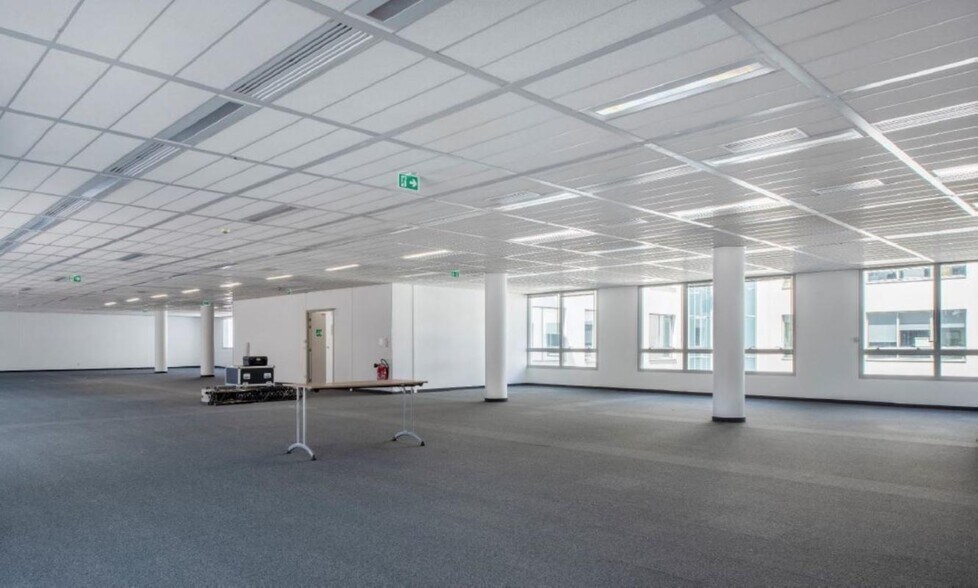 Office in Clichy to rent - Interior Photo - Image 2 of 6