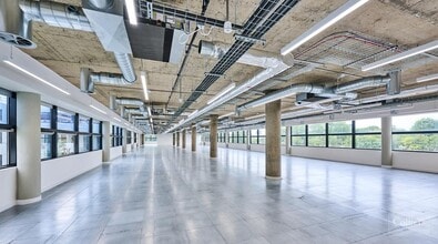 Haywood Rd, Warwick to rent Interior Photo- Image 1 of 10