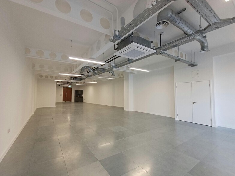 31-33 High St, Crawley to rent - Building Photo - Image 3 of 7