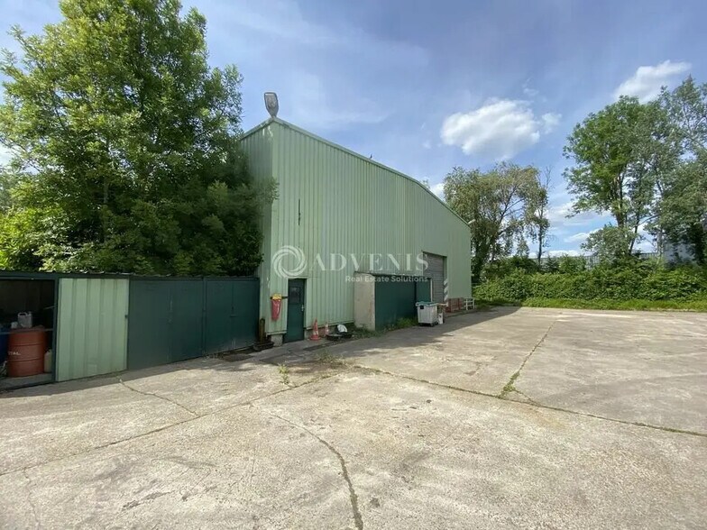 Light Industrial in Élancourt to rent - Building Photo - Image 2 of 2