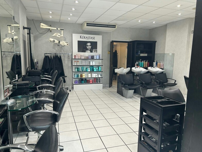 53-79 Chobham Rd, Sunninghill to rent - Building Photo - Image 2 of 10