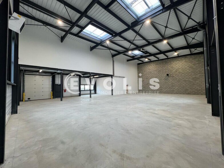Light Industrial in Colombier-Saugnieu to rent - Interior Photo - Image 2 of 10