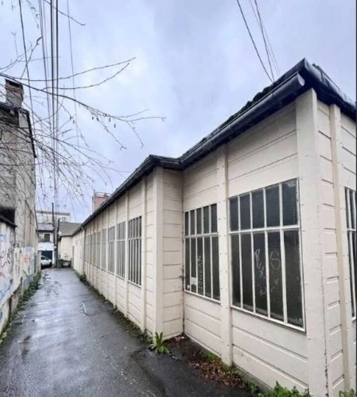Light Industrial in Montreuil for sale Building Photo- Image 1 of 11