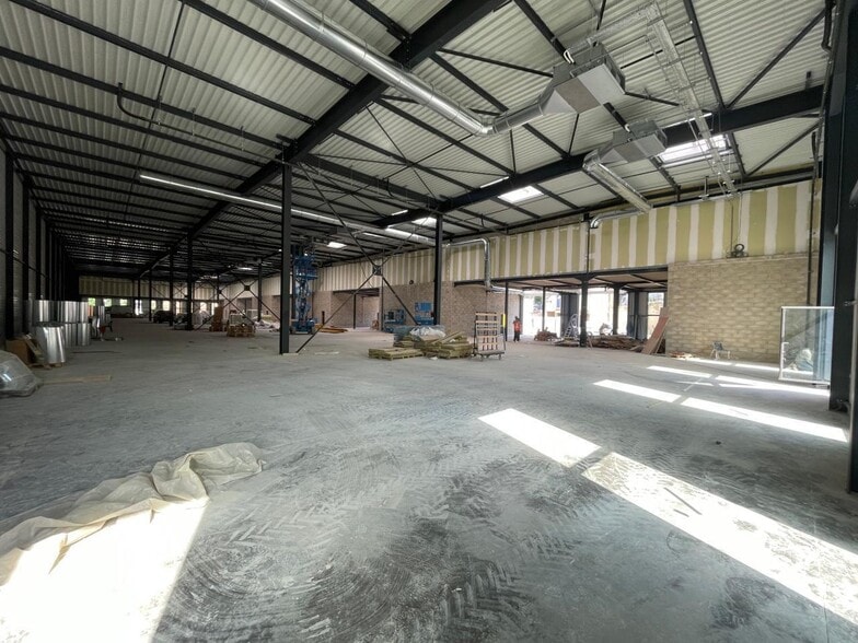 Light Industrial in Argenteuil to rent - Interior Photo - Image 3 of 12