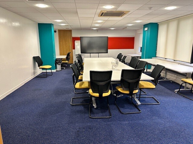 22-26 Eastern Rd, Romford to rent - Interior Photo - Image 2 of 4