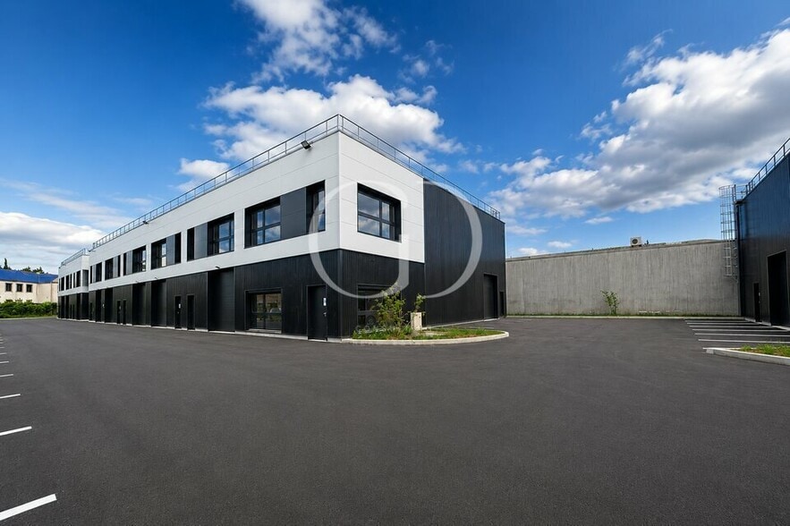 203 Avenue Franklin Roosevelt, Décines-Charpieu to rent - Building Photo - Image 2 of 9