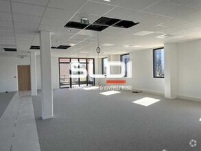 Office in Vénissieux to rent Building Photo- Image 2 of 10