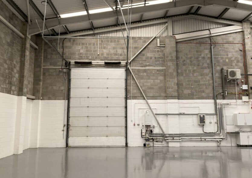 Dunbeath Ct, Swindon to rent - Interior Photo - Image 2 of 9