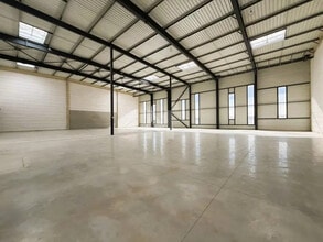 Light Industrial in Wissous to rent Interior Photo- Image 1 of 9