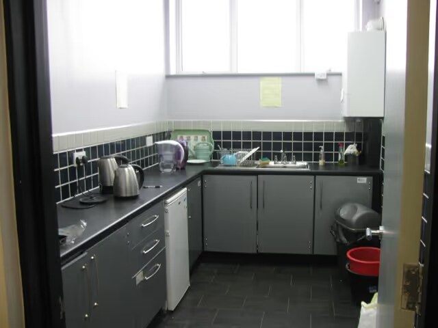 46 Brampton Rd, Eastbourne to rent - Interior Photo - Image 3 of 3