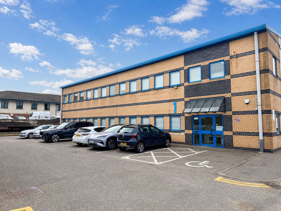 Southend Rd, Woodford Green to rent Primary Photo- Image 1 of 42