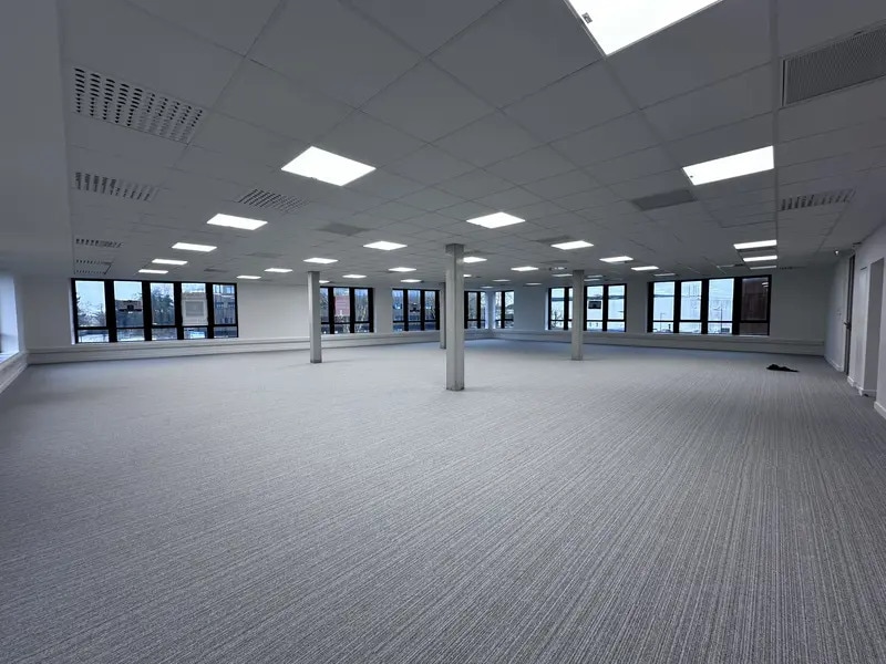 Location Bureaux 273 m² - Photo 1