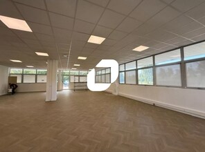 Office in Osny to rent Interior Photo- Image 2 of 11