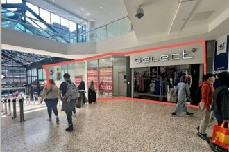 Merrion Ctr, Leeds to rent Building Photo- Image 1 of 1