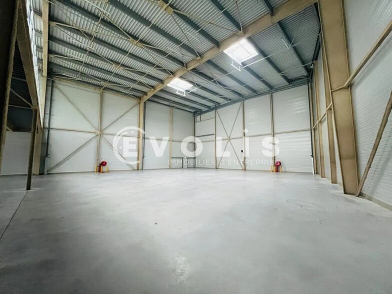 Chemin Des Carouges, Bondy to rent - Building Photo - Image 2 of 5