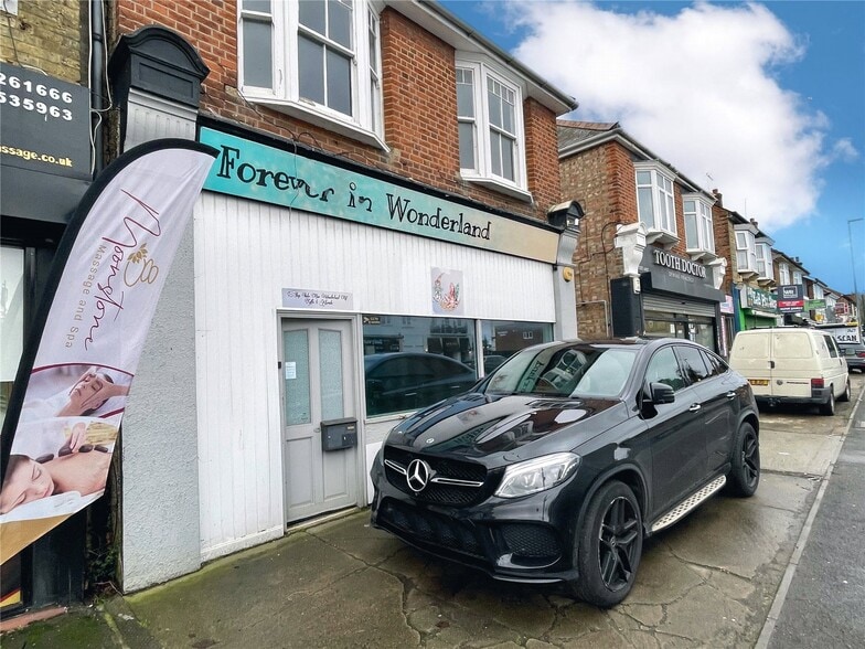 28 Corringham Rd, Stanford Le Hope to rent - Primary Photo - Image 1 of 6