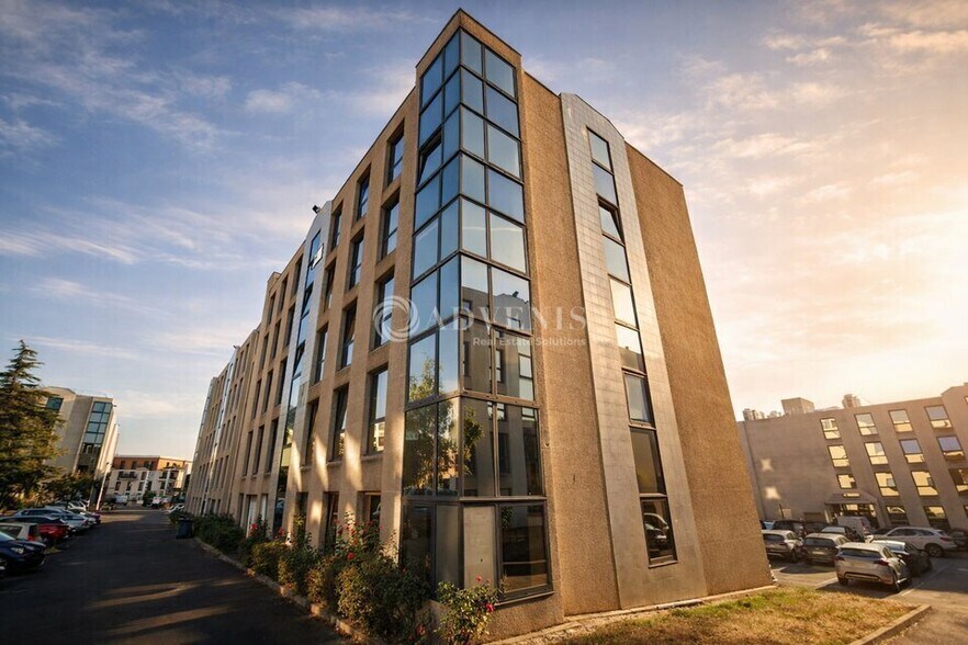 53 Boulevard De La République, Chatou to rent - Building Photo - Image 1 of 4