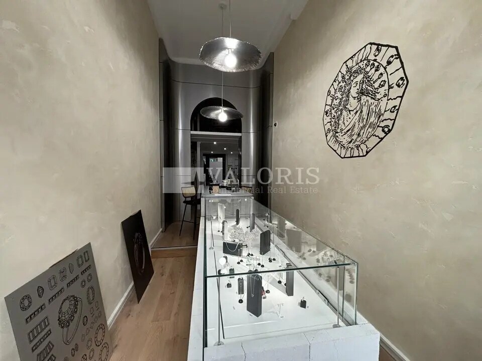 Retail in Lyon to rent Interior Photo- Image 1 of 7
