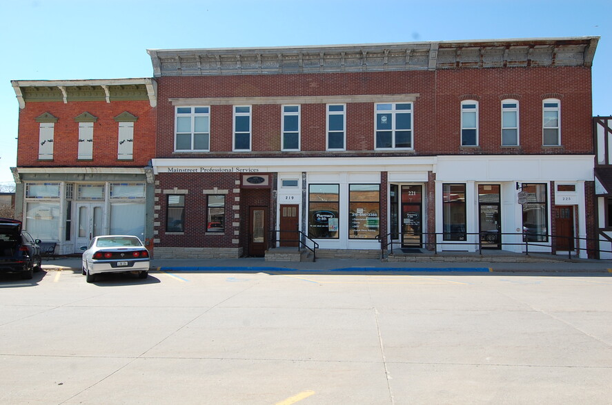 217 8th Ave, Wellman, IA for rent - Primary Photo - Image 1 of 32