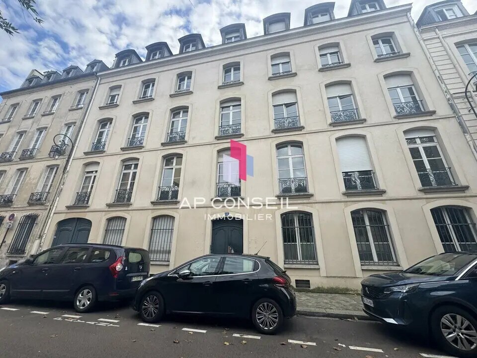 Office in Versailles to rent Building Photo- Image 1 of 7