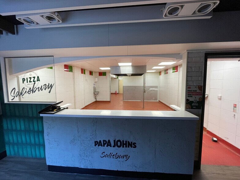 4 Endless St, Salisbury to rent - Building Photo - Image 3 of 4