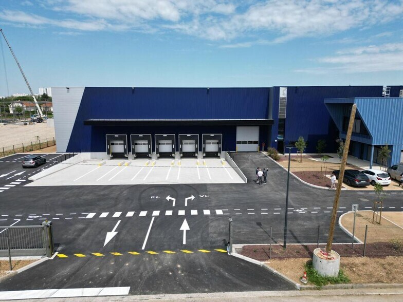 Light Industrial in Mions to rent - Building Photo - Image 2 of 18