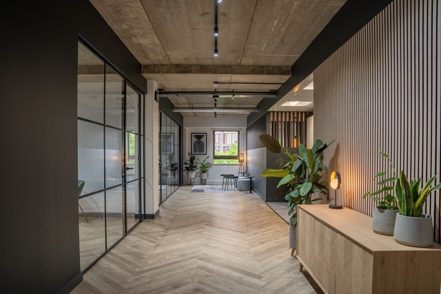 Exchange St, Stockport to rent - Building Photo - Image 1 of 12