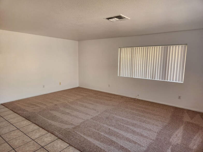 5227 Greene Ln, Las Vegas, NV for sale - Interior Photo - Image 2 of 12