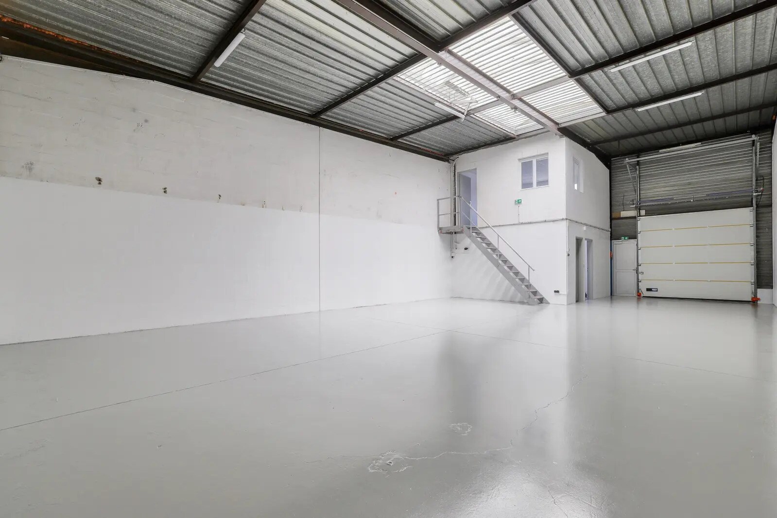Light Industrial in SAINT-OUEN-L'AUMONE to rent Interior Photo- Image 1 of 10