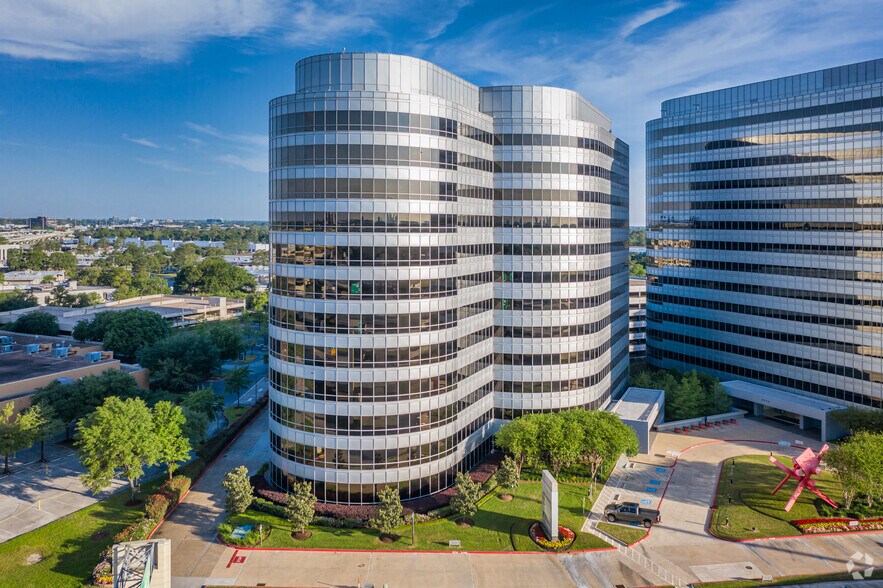 2950 N Loop Fwy W, Houston, TX for rent - Building Photo - Image 2 of 13