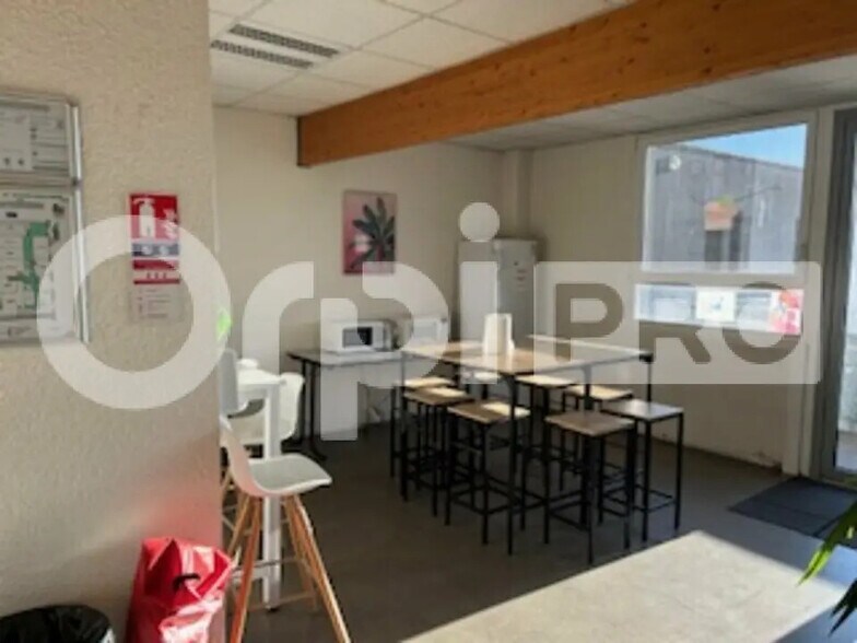 Office in Villefranche-sur-Saône to rent - Interior Photo - Image 1 of 8