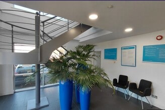 Forsyth Rd, Woking to rent Interior Photo- Image 2 of 13