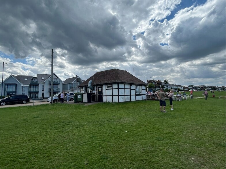 Sea View Cafe Marine Crescent, Whitstable to rent - Primary Photo - Image 1 of 3