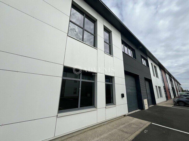 Light Industrial in Lieusaint to rent - Building Photo - Image 1 of 6