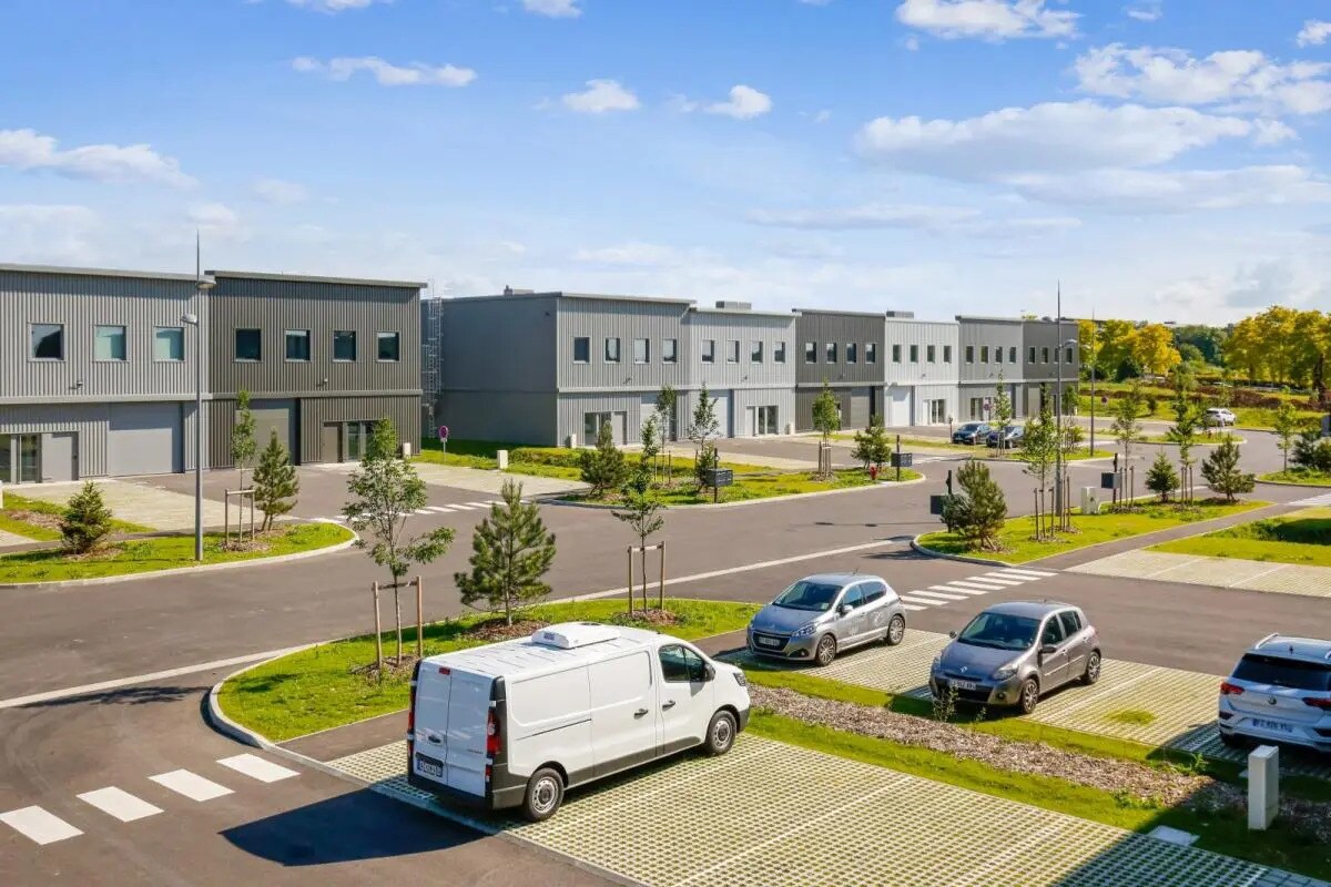 Avenue De La Demi-Lune, Roissy-en-France to rent Building Photo- Image 1 of 14