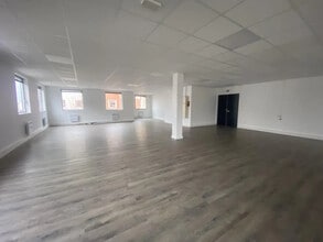 Light Industrial in Chevilly-Larue to rent Interior Photo- Image 1 of 1