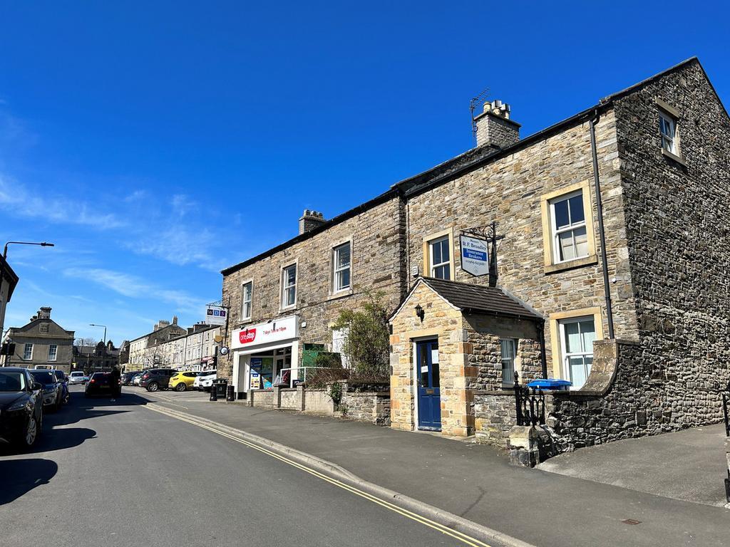 Market Place, Leyburn to rent Building Photo- Image 1 of 2