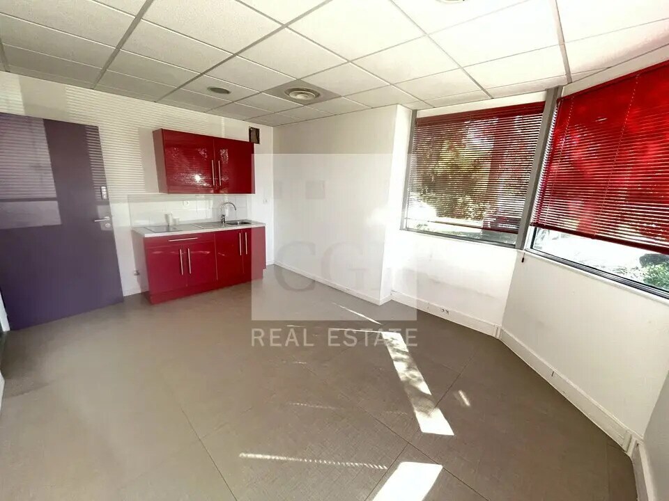 Office in Tassin-la-Demi-Lune to rent Interior Photo- Image 1 of 9