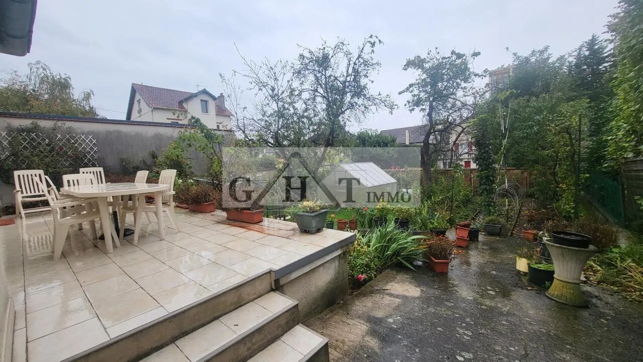 Retail in Saint-Ouen-l'Aumône for sale Building Photo- Image 1 of 12