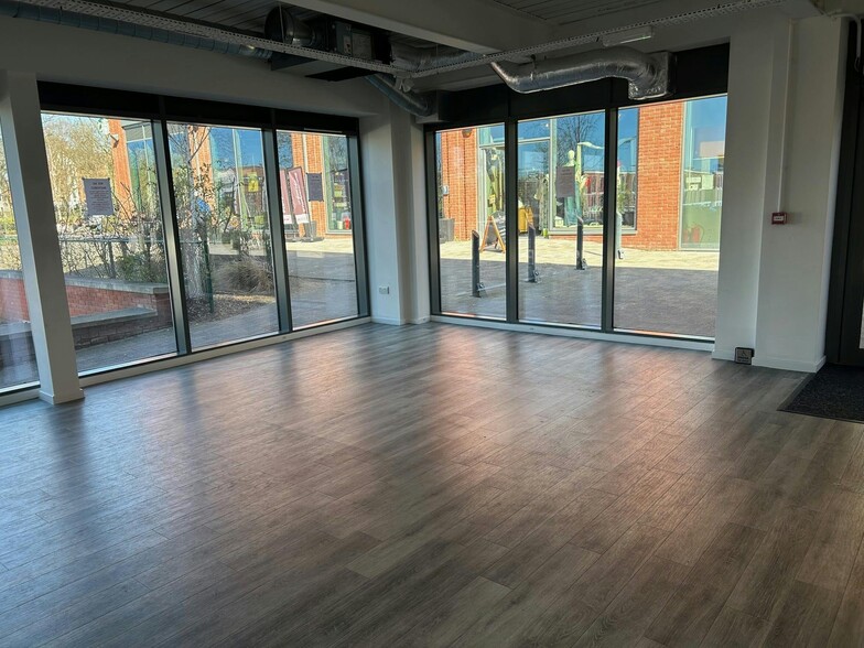 Unit 10, Elms Walk, Wokingham to rent - Building Photo - Image 2 of 9