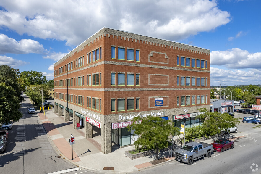 220 Dundas St W, Whitby, ON for rent - Primary Photo - Image 1 of 3