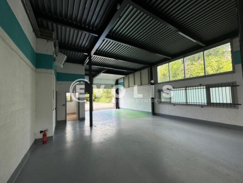 5 Route De La Bonde, Massy to rent - Interior Photo - Image 2 of 10