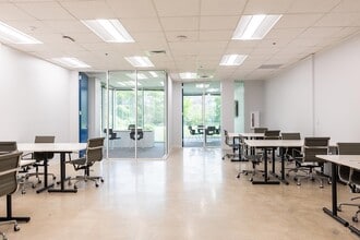 5000 Plaza On The Lake Dr, Austin, TX to rent Interior Photo- Image 2 of 5