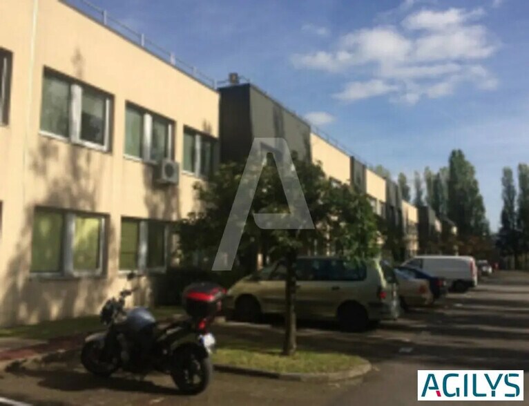 Light Industrial in Coignières to rent - Building Photo - Image 2 of 3